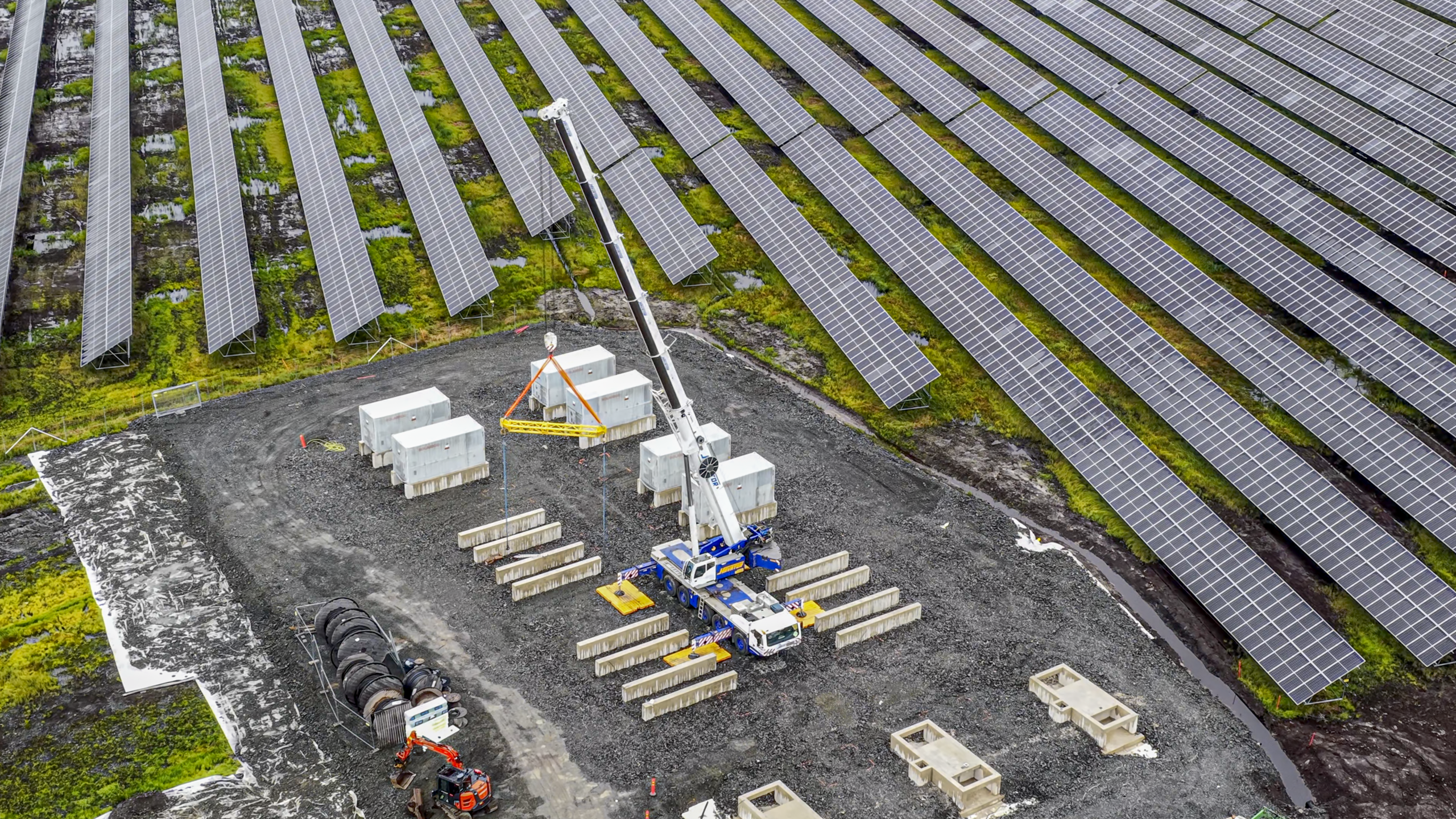 Kuvituskuva Solarigon toteuttamasta Kuortaneen hybridienergiapuistosta, jossa aurinkovoimala ja sähkövarasto muodostavat yhtenäisen energiantuotantokokonaisuuden.